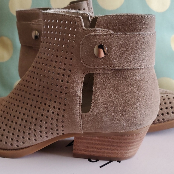 New Nine West taupe boots. 5.5 - Picture 3 of 12